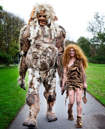 Yeti stelten straattheater Yeti stelten straattheater